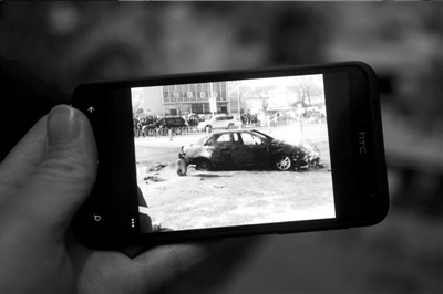 　　路人拍下的該車自燃情景。