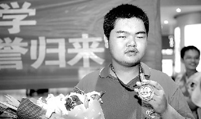 鄭州15歲高中生獲國(guó)際奧數(shù)金牌 最享受解題時(shí)刻 鄭州15歲高中生獲國(guó)際奧數(shù)金牌 最享受解題時(shí)刻