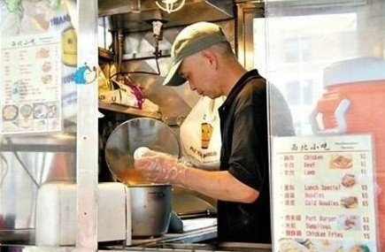 紐約哥大門口，顧客排長(zhǎng)隊(duì)買他的肉夾饃