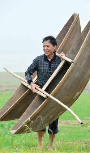 信陽渡船老師堅守鄉(xiāng)村小學(xué)32年 已劃破8條船 信陽渡船老師堅守鄉(xiāng)村小學(xué)32年 已劃破8條船