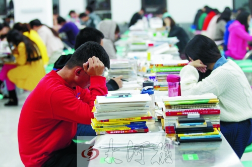 偌大的食堂里，很安靜