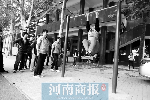 引體向上，難住不少同學