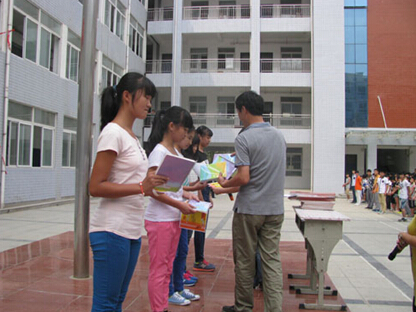 毛天福校長(zhǎng)為獲獎(jiǎng)學(xué)生頒獎(jiǎng) 毛天福校長(zhǎng)為獲獎(jiǎng)學(xué)生頒獎(jiǎng)