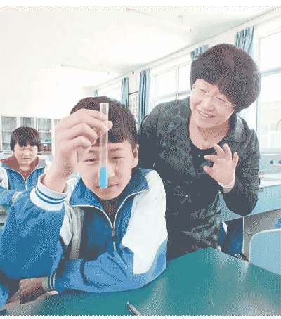 北京市密云區(qū)大城子中學(xué)，一位教師在指導(dǎo)學(xué)生做實(shí)驗(yàn)