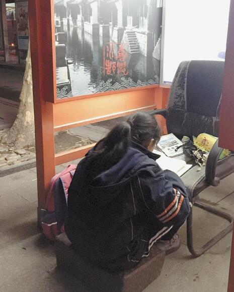 電話亭就是曉華的書房，她在這里做了5年作業(yè)