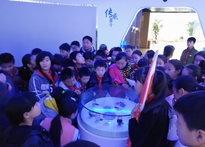 同學們第一次見到了傳感器在納米技術中的應用