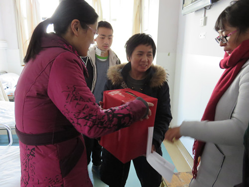 師生代表把善款送到了余科同學的家長手中 師生代表把善款送到了余科同學的家長手中