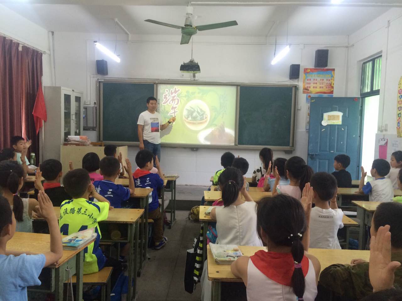 輔導(dǎo)員老師介紹端午吃粽子風(fēng)俗 輔導(dǎo)員老師介紹端午吃粽子風(fēng)俗