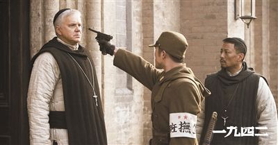 梅甘（左）、安西滿（右）與日本兵對峙的一幕。