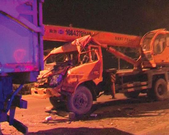 沒有駕照，還開了輛無牌吊車 能有啥結(jié)果？