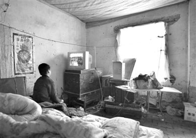 11月21日，武文英小兒子中午放學(xué)回家坐在床上看電視，母親進(jìn)看守所之后，小兒子變得沉默寡言。