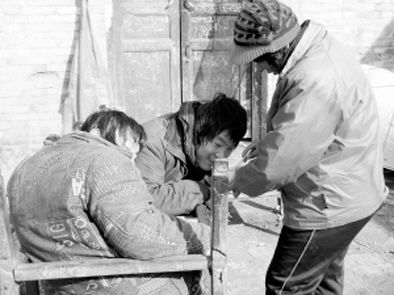 去年年初，武文英和雙胞胎腦癱兒子。圖片來(lái)源/《周口晚報(bào)》