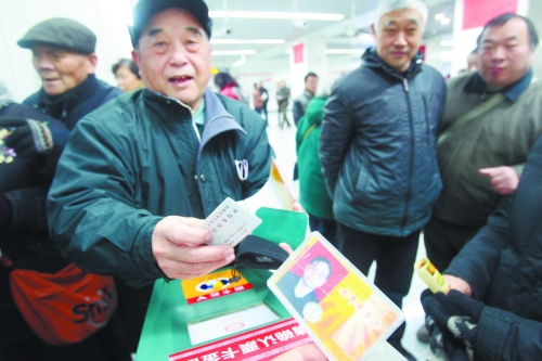 老人帶著多種證件想免費(fèi)乘車，工作人員稱沒接到通知拒絕。