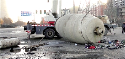 　　水泥罐車被撞得車、罐分離