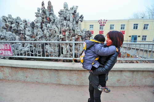 經(jīng)歷了之前的兇險(xiǎn)，窩在媽媽懷中的亮亮看到水池，仍感到有些害怕。