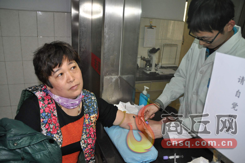 劉艷平的血樣和浙江省一位患者成功配型，1月15日下午3點(diǎn)，醫(yī)護(hù)人員正在為劉艷平再次抽取血樣