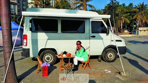 52歲潮爸開著房車帶家人游中國 車內(nèi)一應(yīng)俱全 52歲潮爸開著房車帶家人游中國 車內(nèi)一應(yīng)俱全