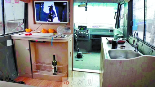 52歲潮爸開著房車帶家人游中國 車內(nèi)一應(yīng)俱全 52歲潮爸開著房車帶家人游中國 車內(nèi)一應(yīng)俱全