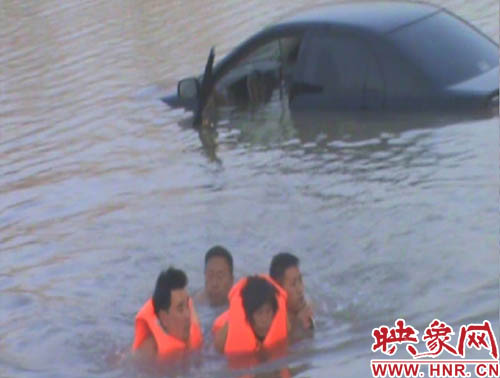 韓明、賈建峰，馮先忠三位市民奮力營(yíng)救落水者