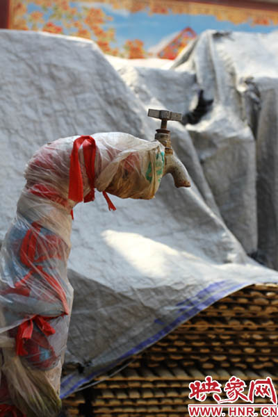 一名居民對(duì)記者說(shuō)，“你擰擰水管看，俺不騙你，沒(méi)水吧？”