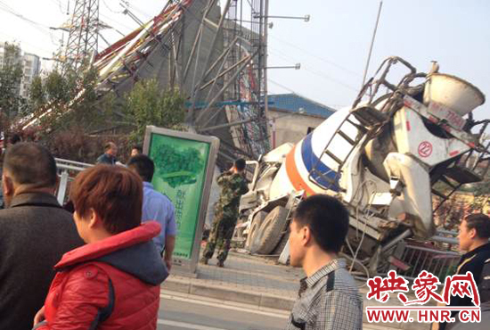 一輛水泥罐車撞在廣告柱上 一輛水泥罐車撞在廣告柱上