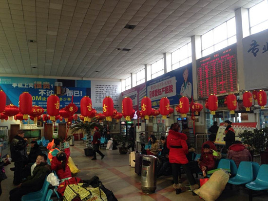 候車(chē)廳內(nèi)高掛的紅色大燈籠洋溢著濃濃的年味
