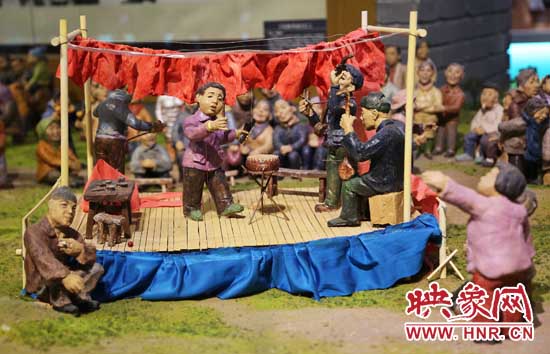 河南寶豐中華曲藝展覽館內(nèi)的說唱和聽書造型的泥塑人。（3月1日攝）