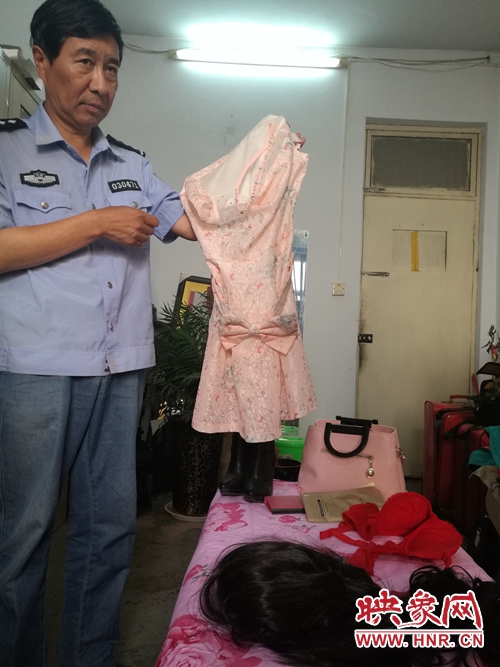 警方展示嫌疑人作案用的道具 警方展示嫌疑人作案用的道具