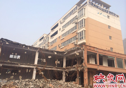 海之畔·左岸春天小區(qū)開(kāi)發(fā)商私拆門面房現(xiàn)狀