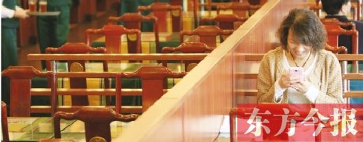 一名食客在西餐廳內(nèi)使用免費無線網(wǎng)絡