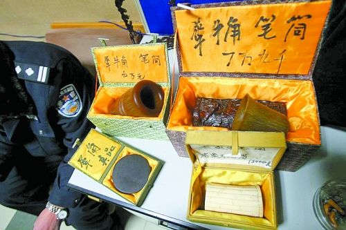 這些商品被暫扣，并根據(jù)鑒定情況對(duì)販賣者依法處罰。 記者 閆化莊 攝