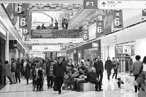  近年來，在商場“過年”成了很多市民的選擇。