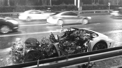 蘭博基尼自燃后報廢。　微博網(wǎng)友 SCC寬寬 攝