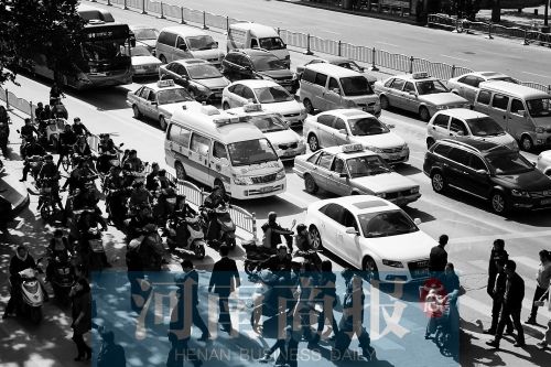 紫荊山路與商城路交叉口，見無車讓行，一輛救護車只好選擇右轉(zhuǎn)車道直行 記者 邱曉峰/攝