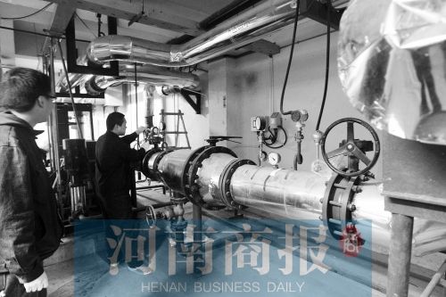 工作人員在換熱站內(nèi)忙碌 記者 鄧萬(wàn)里/攝 工作人員在換熱站內(nèi)忙碌 記者 鄧萬(wàn)里/攝