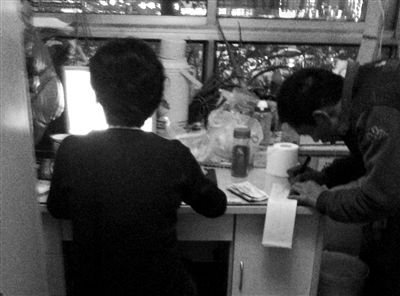 探秘假牙黑作坊:成本幾十元到醫(yī)院賣六千 探秘假牙黑作坊:成本幾十元到醫(yī)院賣六千