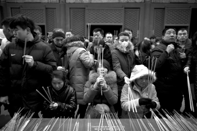 雍和宮，市民在燒香祈福