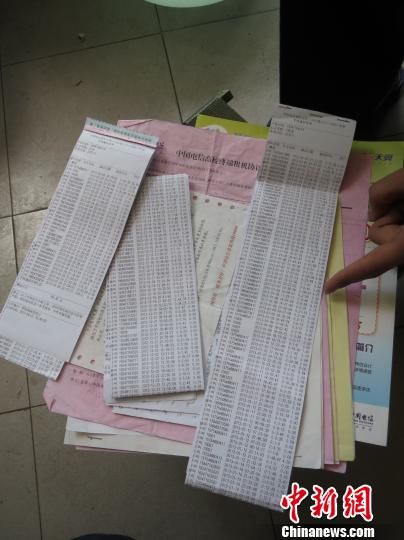 圖為王澤母睿收集的話費詳單等證據(jù)。 白琥 攝