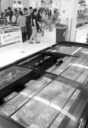 新街口某超市羊肉卷柜臺無人問津。