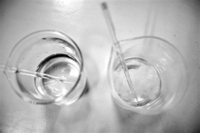 溶解檢測法中，左邊溶入真蠶絲的液體變得渾濁，完全溶解。