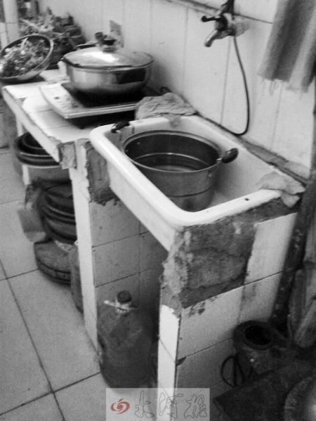 河南胎盤膠囊加工作坊亂象:臟臭廚房內(nèi)加工(圖) 河南胎盤膠囊加工作坊亂象:臟臭廚房內(nèi)加工(圖)