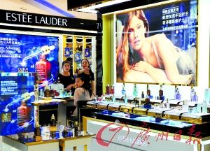 今年以來(lái)，雅詩(shī)蘭黛等大牌化妝品相繼被檢出不合格產(chǎn)品。（圖片來(lái)源：廣州日?qǐng)?bào) 王燕攝）