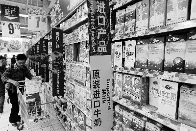 在通州某超市，進(jìn)口奶粉、純牛奶打出“原裝進(jìn)口”的招牌吸引消費(fèi)者購買 攝/法制晚報(bào)記者 黑克