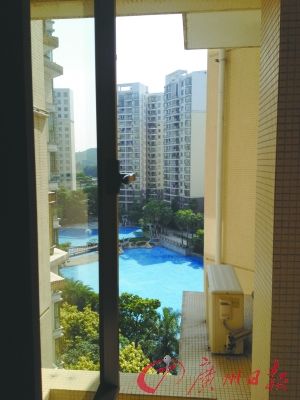 番禺某養(yǎng)老公寓外可見(jiàn)室外泳池。羅樺琳/圖