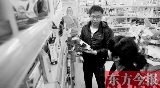 大學(xué)生創(chuàng)業(yè)孵化園內(nèi)，大學(xué)生S團(tuán)實(shí)體店的工作人員在向兩個(gè)同學(xué)推介商品