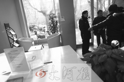 人民路上的這家商店,夜間疑被一男子隔著門縫用長竿偷走一臺蘋果ipad air。