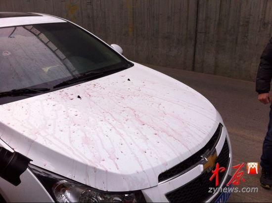 車身上還殘留著紅酒 車身上還殘留著紅酒