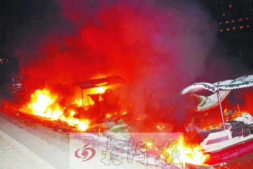 觀光船著火，火光沖天。