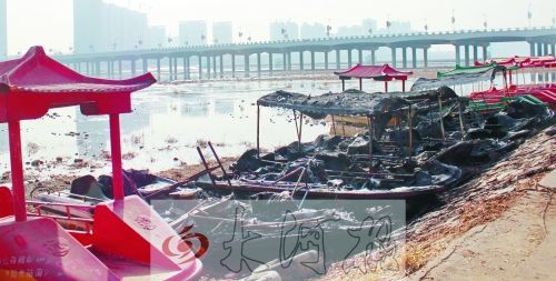 被燒毀的觀光船，殘破不堪。