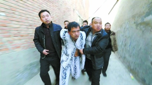 犯罪嫌疑人被抓獲 開(kāi)封市公安局供圖 犯罪嫌疑人被抓獲 開(kāi)封市公安局供圖